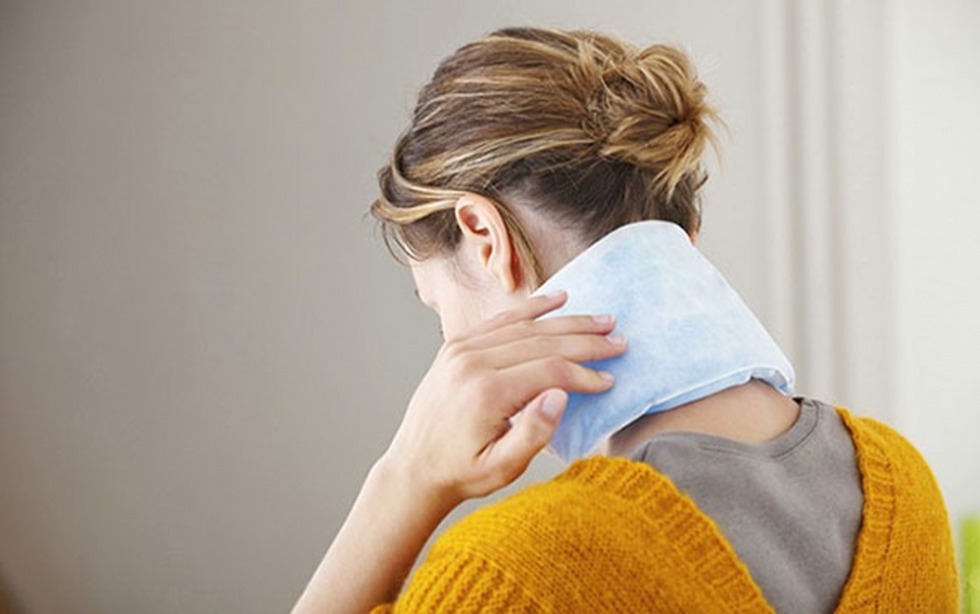 Bị đau vai gáy có nên chườm nóng